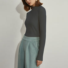 Laden Sie das Bild in den Galerie-Viewer, Einfarbiges Schmal geschnittenes T-Shirt mit halbem Rollkragen