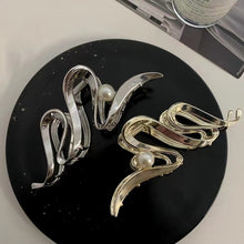 Laden Sie das Bild in den Galerie-Viewer, Haarspange aus perlmuttfarbenem Metall