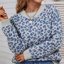 Laden Sie das Bild in den Galerie-Viewer, Rundhalspullover mit Leopardenmuster