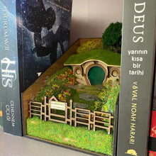 Laden Sie das Bild in den Galerie-Viewer, Bücherregal Miniaturlandschaft Dekoration aus Holz
