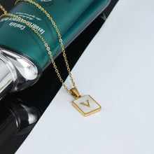Laden Sie das Bild in den Galerie-Viewer, Damen Buchstabe Halskette aus Edelstahl