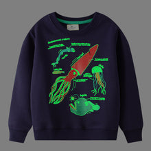 Laden Sie das Bild in den Galerie-Viewer, Rundhals-Sweatshirt mit leuchtenden Dinosauriern