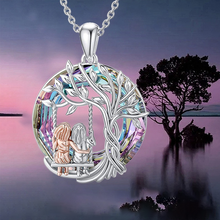 Laden Sie das Bild in den Galerie-Viewer, Lebensbaum Schwestern auf der Schaukel Kristallanhänger Halskette