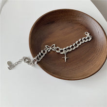 Laden Sie das Bild in den Galerie-Viewer, Durchbrochenes Armband mit Schmetterling und Sternen