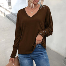 Laden Sie das Bild in den Galerie-Viewer, Braunes T-Shirt mit V-Ausschnitt