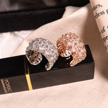 Laden Sie das Bild in den Galerie-Viewer, Glänzender durchbrochener Blumenring