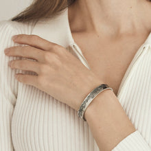 Laden Sie das Bild in den Galerie-Viewer, Offenes Armband aus Edelstahl mit Schriftzug