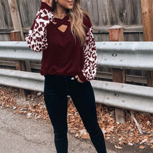 Laden Sie das Bild in den Galerie-Viewer, T-SHIRT MIT GEKREUZTEM LEOPARDDRUCK