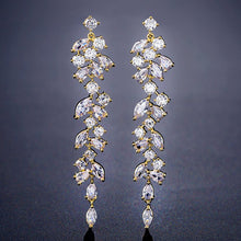 Laden Sie das Bild in den Galerie-Viewer, Kristall Blütenblatt Quastenohrringe