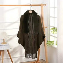 Laden Sie das Bild in den Galerie-Viewer, Gestrickter Schal mit Pelzkragen