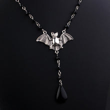 Laden Sie das Bild in den Galerie-Viewer, Fledermaus-Halskette mit Wassertropfen