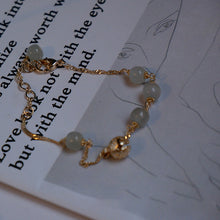 Laden Sie das Bild in den Galerie-Viewer, Elegantes und charmantes Khotanjade Glockenarmband