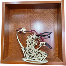 Laden Sie das Bild in den Galerie-Viewer, Kinetische Kolibriskulptur aus Holz
