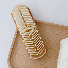 Laden Sie das Bild in den Galerie-Viewer, Schuhbürste aus weichem Gummi mit Holzgriff