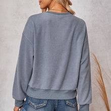 Laden Sie das Bild in den Galerie-Viewer, Einfarbiger Strickpullover mit Rundhalsausschnitt