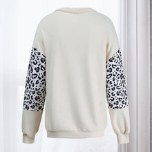 Laden Sie das Bild in den Galerie-Viewer, Langarm-Sweatshirt mit Rundhalsausschnitt und Leopardenmuster