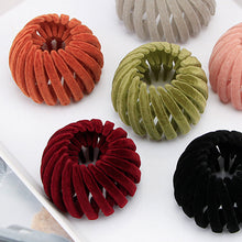 Laden Sie das Bild in den Galerie-Viewer, Vogelnestförmige Haarspange aus Samt