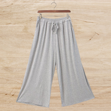 Laden Sie das Bild in den Galerie-Viewer, Minimalistische Hose mit weitem Bein