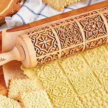 Laden Sie das Bild in den Galerie-Viewer, Geprägtes Nudelholz aus Holz