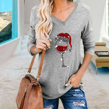 Laden Sie das Bild in den Galerie-Viewer, V-Ausschnitt Weihnachtsglas T-Shirt