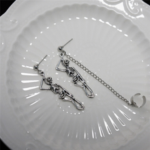 Laden Sie das Bild in den Galerie-Viewer, Hängende Totenkopfohrringe