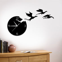 Laden Sie das Bild in den Galerie-Viewer, Fliegender Drache Wanduhr