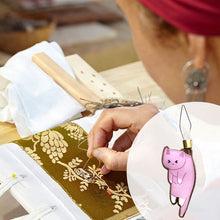 Laden Sie das Bild in den Galerie-Viewer, Nadeleinfädler mit Katzenmuster