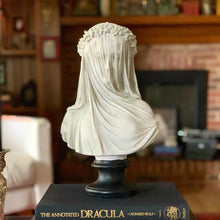 Laden Sie das Bild in den Galerie-Viewer, Verschleierte Dame - Gotische Skulptur