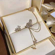 Laden Sie das Bild in den Galerie-Viewer, Asymmetrische Kristallblumen-Ohrringe