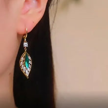 Laden Sie das Bild in den Galerie-Viewer, Armband aus Hetian-Jade mit Blatt