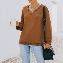 Laden Sie das Bild in den Galerie-Viewer, T-Shirt mit Leopardenmuster und V-Ausschnitt