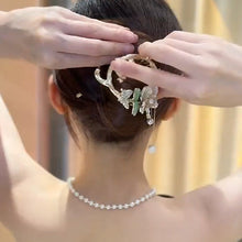 Laden Sie das Bild in den Galerie-Viewer, Schmetterlings-Haarnadel mit Blumenfransen