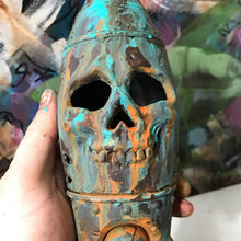 Laden Sie das Bild in den Galerie-Viewer, Die Totenkopfbombe - Kleiner Atomsprengkopf Dekor