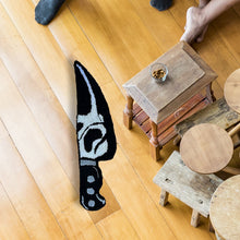 Laden Sie das Bild in den Galerie-Viewer, Überraschenderweise Totenkopf-Messerteppich