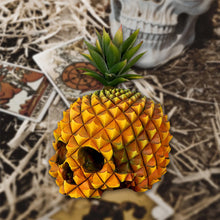 Laden Sie das Bild in den Galerie-Viewer, Kreative Ananas-Schädelverzierung aus Kunstharz