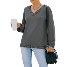 Laden Sie das Bild in den Galerie-Viewer, T-Shirt mit Leopardenmuster und V-Ausschnitt