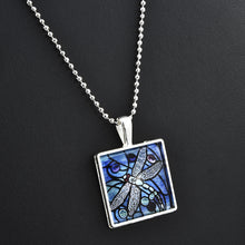 Laden Sie das Bild in den Galerie-Viewer, Insektförmige Halskette aus Glas