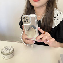 Laden Sie das Bild in den Galerie-Viewer, Matte Luftpolsterhülle für iPhone mit silbernem Kugelarmband