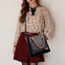 Laden Sie das Bild in den Galerie-Viewer, Damen Umhängetasche aus weichem Leder mit Prägung