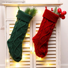 Laden Sie das Bild in den Galerie-Viewer, Weihnachtsstrümpfe - Der Weihnachtsmann legt Geschenke auf Socken