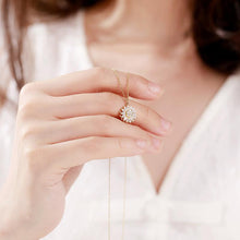 Laden Sie das Bild in den Galerie-Viewer, Drehbare Sonnenblumenkette