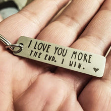 Laden Sie das Bild in den Galerie-Viewer, &quot;I Love You More The End I Win&quot; Lustiger Weihnachtsgeschenk-Schlüsselanhänger🎁