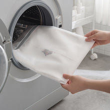 Laden Sie das Bild in den Galerie-Viewer, Schützender Netzwäschesack für Kleidung