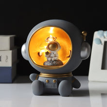 Laden Sie das Bild in den Galerie-Viewer, Astronaut Sparschwein aus Harzmaterial