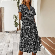 Laden Sie das Bild in den Galerie-Viewer, Kurzärmliges Sommerkleid mit Tupfenmuster