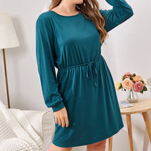 Laden Sie das Bild in den Galerie-Viewer, Modisches Kleid mit Kordelzug und Rundhalsausschnitt