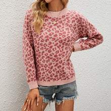 Laden Sie das Bild in den Galerie-Viewer, Rundhalspullover mit Leopardenmuster