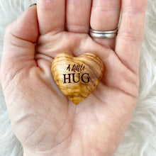 Laden Sie das Bild in den Galerie-Viewer, Pocket Hug Holzherz-Andenken