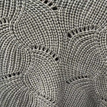 Laden Sie das Bild in den Galerie-Viewer, Strickschal mit Fledermausärmeln