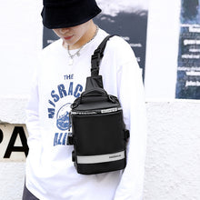 Laden Sie das Bild in den Galerie-Viewer, Diebstahlsichere Herren-Brusttasche mit USB-Ladefunktion